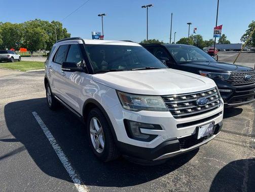 White Platinum Clearcoat Metallic 2017 Ford Explorer XLT