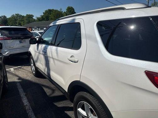 White Platinum Clearcoat Metallic 2017 Ford Explorer XLT