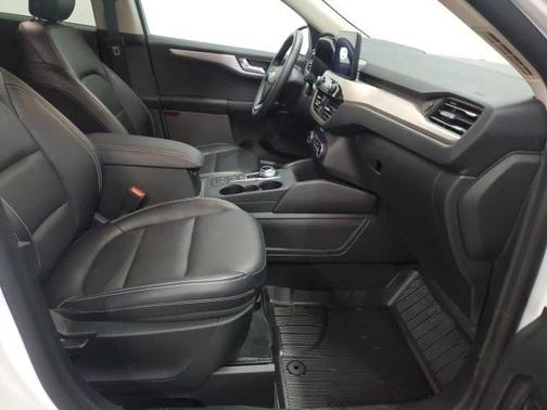 Photo 3 of 30 of 2020 Ford Escape SEL