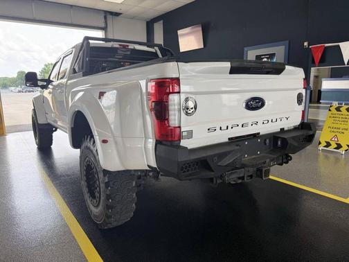 White 2019 Ford F-450 Lariat