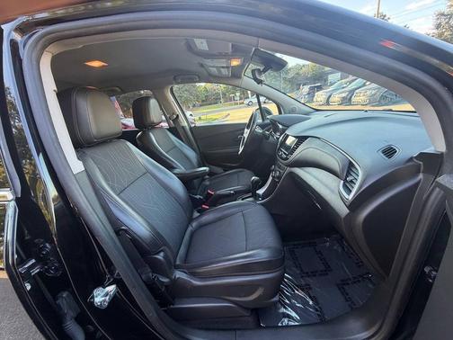 Mosaic Black Metallic 2019 Chevrolet Trax LT
