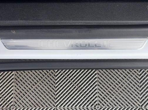 Iridescent Pearl Tricoat 2025 Chevrolet Traverse RS