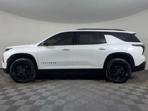 Iridescent Pearl Tricoat 2025 Chevrolet Traverse RS