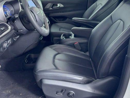Bright White Clearcoat 2025 Chrysler Pacifica L