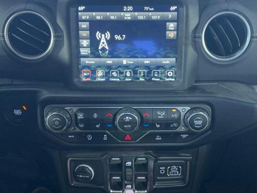 Black Clearcoat 2022 Jeep Gladiator Overland