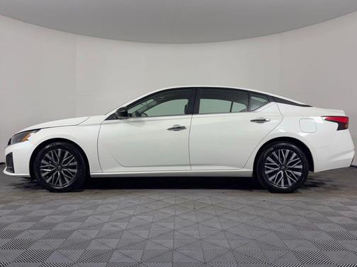Pearl White Tricoat 2025 Nissan Altima 2.5 SV