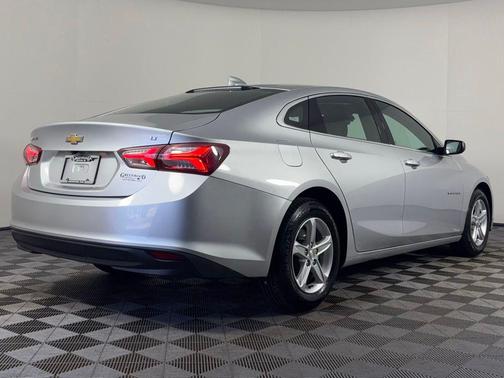 Silver Ice Metallic 2022 Chevrolet Malibu FWD LT