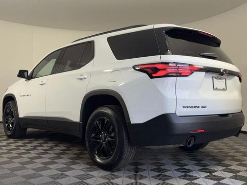 Summit White 2022 Chevrolet Traverse LT Cloth