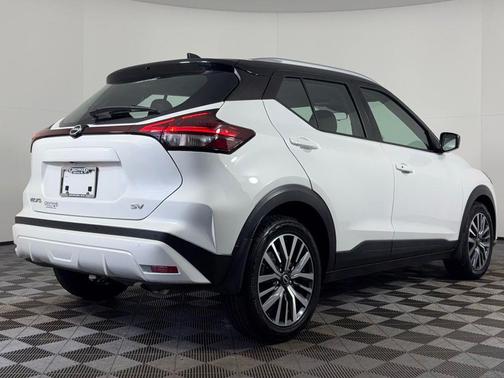 Aspen White Tricoat/Super Black 2023 Nissan Kicks SV