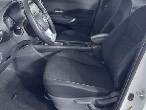 Aspen White Tricoat/Super Black 2023 Nissan Kicks SV