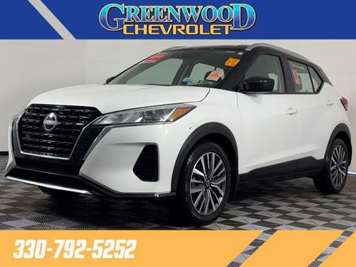Aspen White Tricoat/Super Black 2023 Nissan Kicks SV