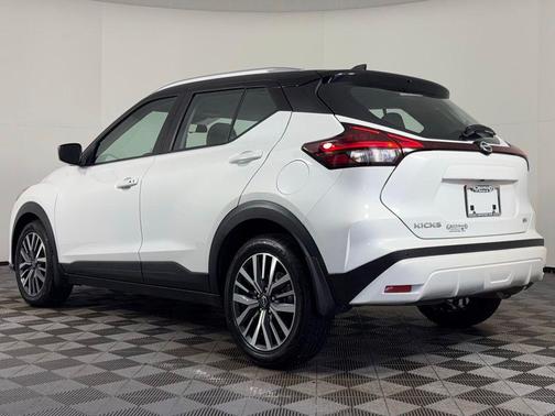 Aspen White Tricoat/Super Black 2023 Nissan Kicks SV