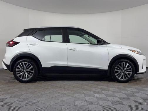 Aspen White Tricoat/Super Black 2023 Nissan Kicks SV