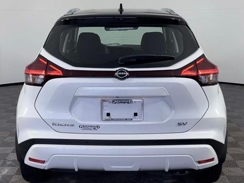 Aspen White Tricoat/Super Black 2023 Nissan Kicks SV