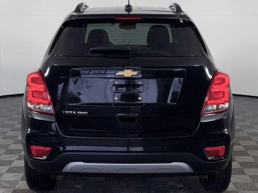 Mosaic Black Metallic 2022 Chevrolet Trax LT