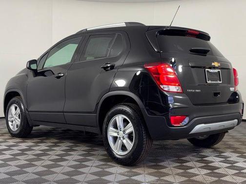 Mosaic Black Metallic 2022 Chevrolet Trax LT
