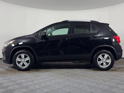 Mosaic Black Metallic 2022 Chevrolet Trax LT