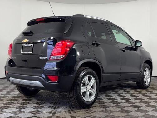 Mosaic Black Metallic 2022 Chevrolet Trax LT
