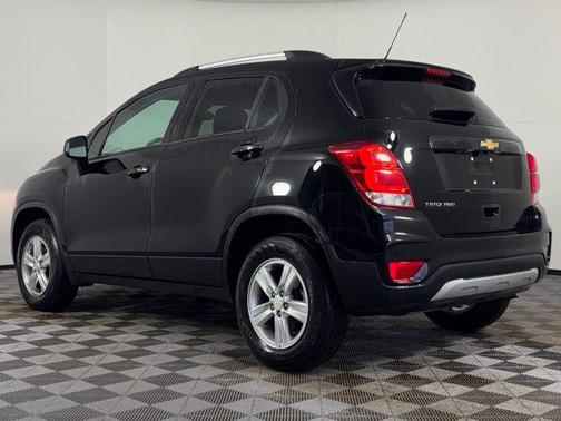 Mosaic Black Metallic 2022 Chevrolet Trax LT