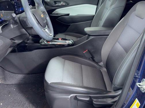 Blue Glow Metallic 2024 Chevrolet Trax LT
