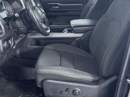 Diamond Black Crystal Pearlcoat 2023 RAM 1500 Big Horn/Lone Star