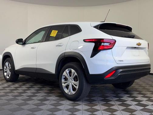 Summit White 2024 Chevrolet Trax LS