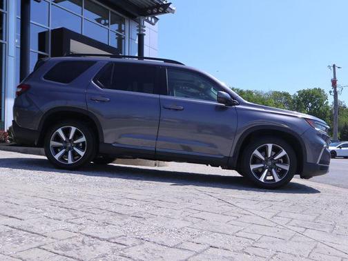 Modern Steel Metallic 2024 Honda Pilot Touring 8-Passenger