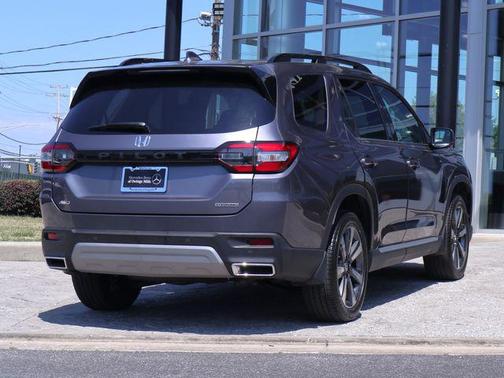 Modern Steel Metallic 2024 Honda Pilot Touring 8-Passenger