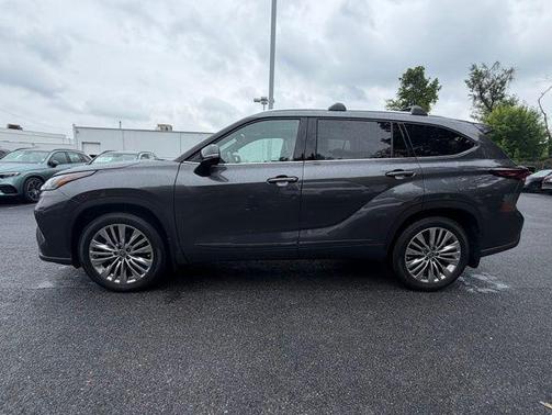 Magnetic Gray Metallic 2025 Toyota Highlander Platinum