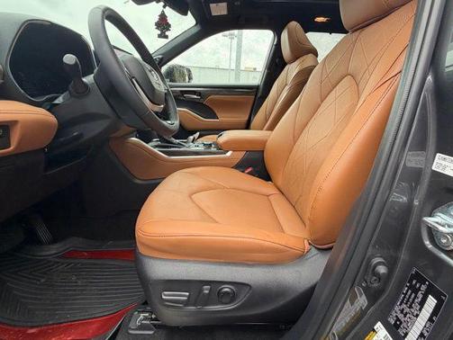 Magnetic Gray Metallic 2025 Toyota Highlander Platinum
