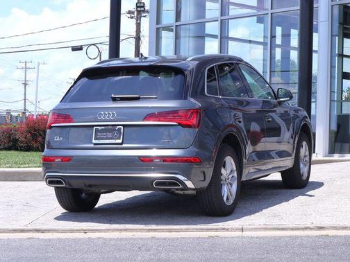 Daytona Gray Pearl Effect 2023 Audi Q5 45 S line Premium