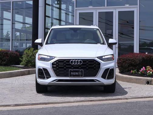 Glacier White Metallic 2023 Audi Q5 45 S line Premium Plus