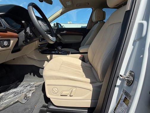 Glacier White Metallic 2023 Audi Q5 45 S line Premium Plus