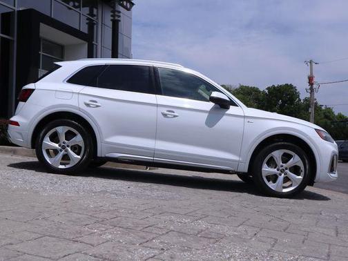 Glacier White Metallic 2023 Audi Q5 45 S line Premium Plus