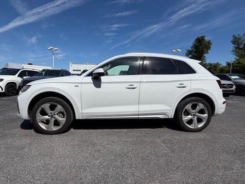 Glacier White Metallic 2023 Audi Q5 45 S line Premium Plus