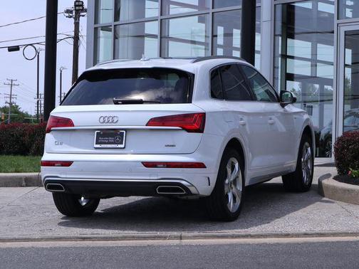 Glacier White Metallic 2023 Audi Q5 45 S line Premium Plus
