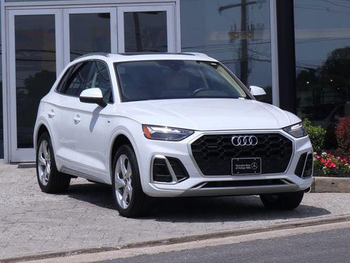 Glacier White Metallic 2023 Audi Q5 45 S line Premium Plus