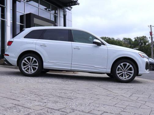 Glacier White Metallic 2025 Audi Q7 45 Premium