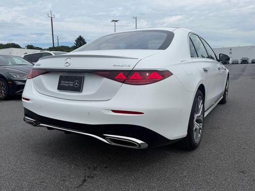 Moonlight White 2027 Mercedes-Benz S-Class S 580 4MATIC