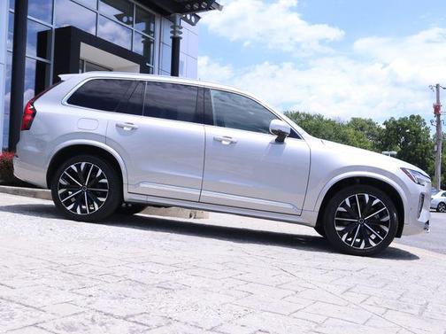 Crystal White Pearl 2025 Volvo XC90 B6 Plus 7-Seater