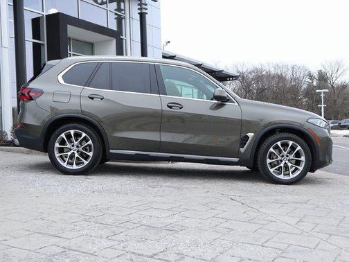 Manhattan Green Metallic 2025 BMW X5 xDrive40i