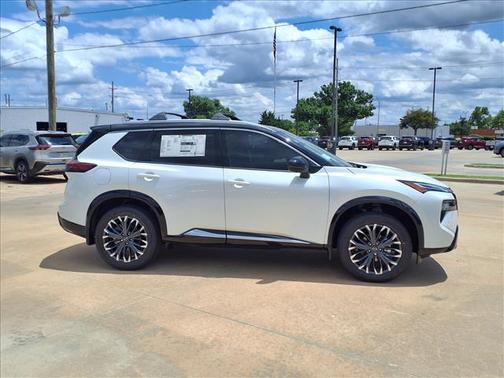 Everest White Pearl/Super Black 2026 Nissan Rogue Platinum