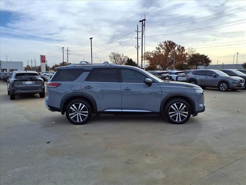 2024 Nissan Pathfinder Platinum FWD