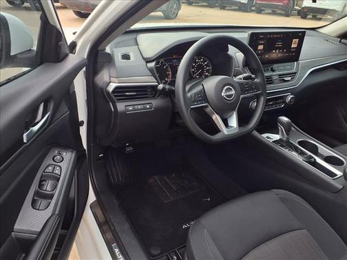 Pearl White Tricoat 2025 Nissan Altima 2.5 SV
