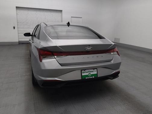 Shimmering Silver Pearl 2022 Hyundai ELANTRA SEL