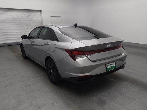 Shimmering Silver Pearl 2022 Hyundai ELANTRA SEL