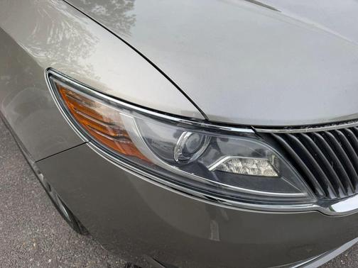 Luxe 2016 Lincoln MKS Base