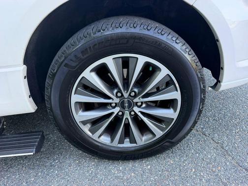 White Platinum Metallic Tri-Coat 2017 Lincoln Navigator Select