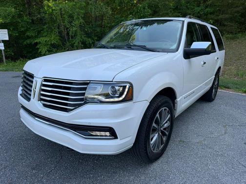 White Platinum Metallic Tri-Coat 2017 Lincoln Navigator Select