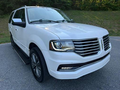 White Platinum Metallic Tri-Coat 2017 Lincoln Navigator Select